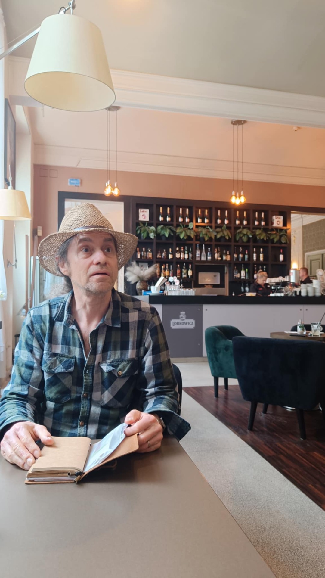 VENTER PÅ WIENBUSSEN. TEATERKAFE PRAHA,