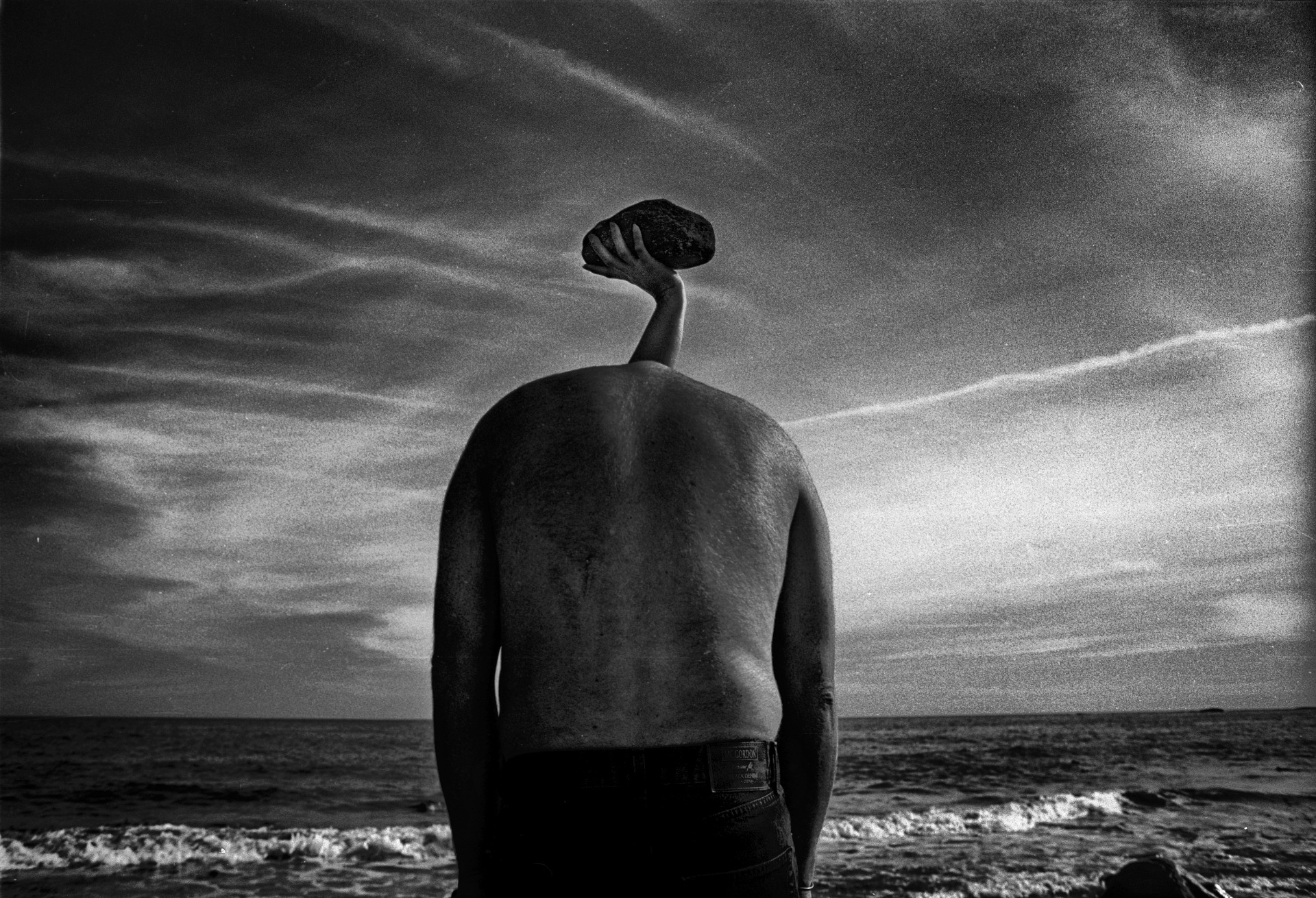 FILMFOTO: HÅND OG STEIN